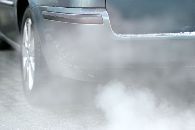  Auto met rokende uitlaat. Beeld ANP