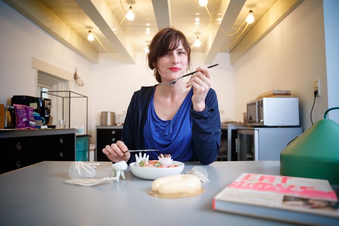 Eetontwerpster Marije Vogelzang prikt een vorkje in haar werkstudio in Dordrecht. ,,Eten is spannend, het is emotie.''