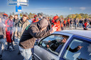 Demonstranten van Kick Out Zwarte Piet worden tegengehouden bij de afrit van de A28.