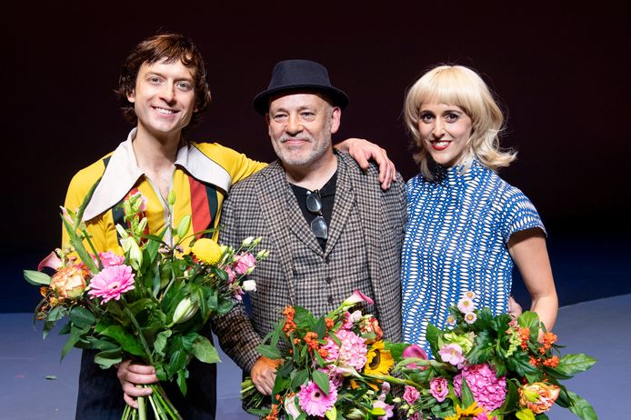 Tom de Ket met de hoofdrolspelers uit 14 de musical: Tobias Nierop en Myrthe Burger als Johan en Danny Cruijff.