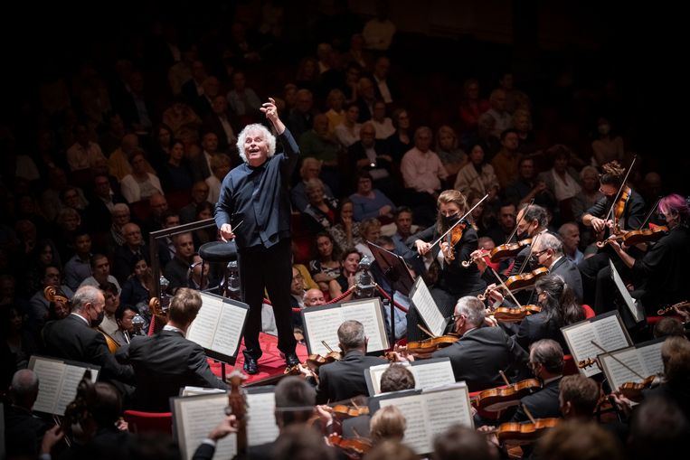 Sir Simon Rattle voor het London Symphony Orchestra maandag in Concertgebouw. Beeld Simon van Boxtel