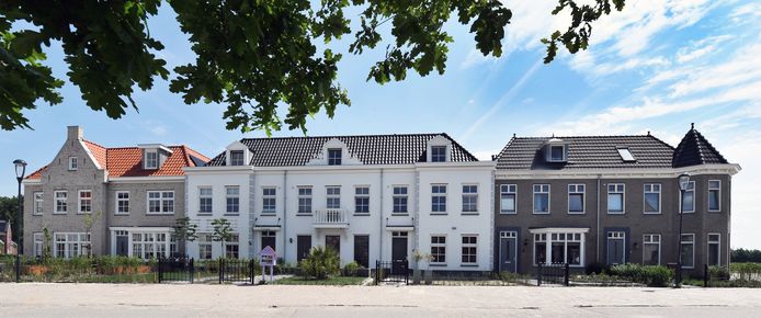 Eén kant van het Vedelplein in Goes, met in het midden de witte ‘burgemeesterswoning’ die eigenlijk bestaat uit drie herenhuizen. De huizen kijken uit op een groen plein.