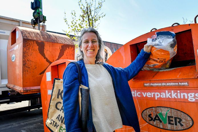 Meta Vrijhoef uit Bergen op Zoom is zowel thuis als op haar werk actief met het scheiden van afval.