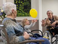 Als Lola, Sebas, Davey en Faylinn er even zijn, leven deze ouderen met dementie in Hattem helemaal op: ‘Ze zijn zo vlot!’