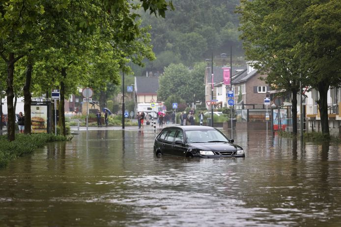 Een straat met auto onder water in Zuid-Limburg. Door het almaar stijgende hoge water als gevolg van de de overstroming van de Geul zijn straten ondergelopen.
