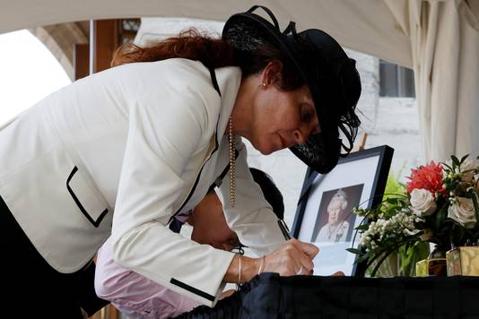 Een vrouw tekent het rouwregister voor de Queen in Rideau Hall.
