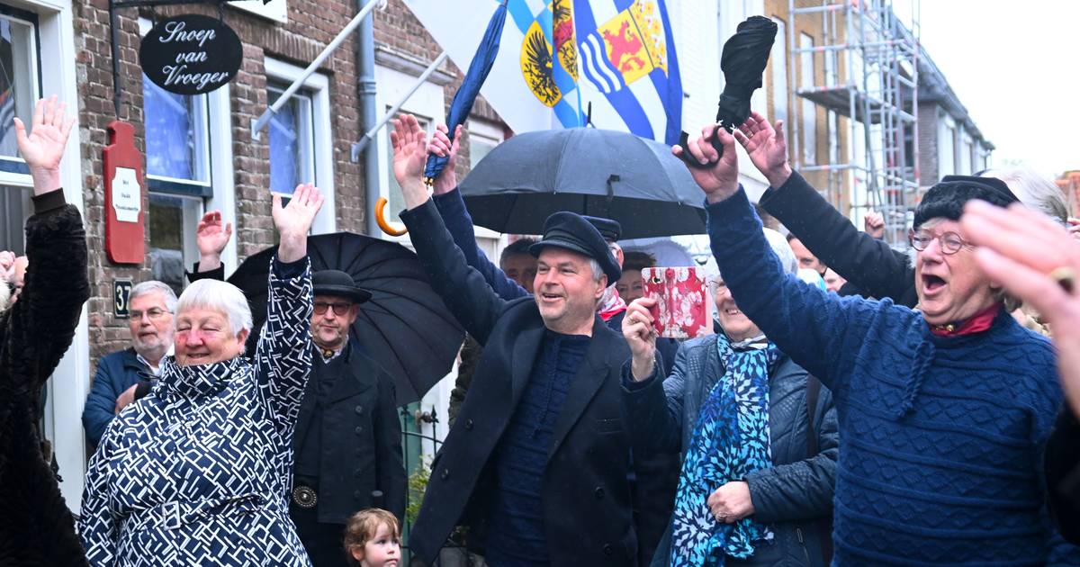 ‘Jullie zijn nu een echte stad’ Officiële oorkonde Arnemuiden weer overhandigd
