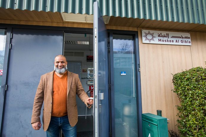 Shamier Madhar voor de moskee Al Qibla die gevestigd is in vroegere gebouw van de wijkpost Meerzicht. Hij is voorzitter van het ILOZ, een overleg van verschillende geloven in Zoetermeer.