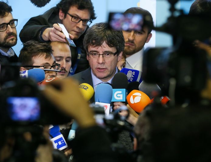 De Catalaanse afgezette minister-president Carles Puigdemont werd na de ontmoeting door journalisten omstuwd.