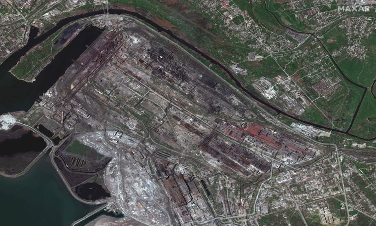 Nieuwe satellietbeelden tonen hoe groot de schade is aan het gigantische complex van Azovstal in Marioepol. Beeld AFP