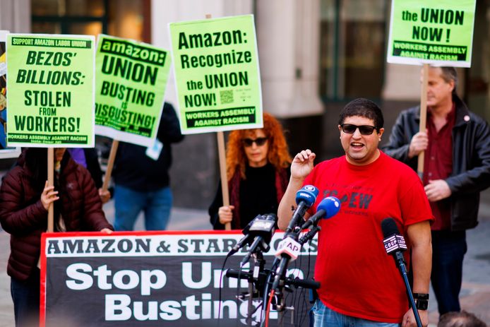 Leden van de Amazon Labour Union demonstreren in New York.