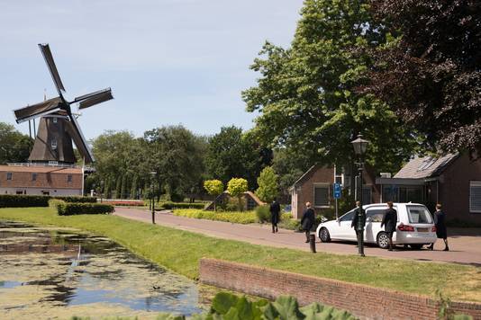 De rouwauto op weg naar begraafplaats, Memento Mori achter het gemeentehuis en de korenmolen van Bunschoten