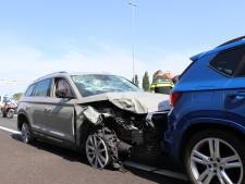 Doorgedraaide automobilist A20 reed op nog maar twee velgen en verwondde zeker drie mensen