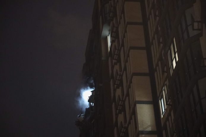 Een gebouw staat in brand nadat het geraakt werd bij een Russische droneaanval in Odesa eind vorige maand. Archiefbeeld.