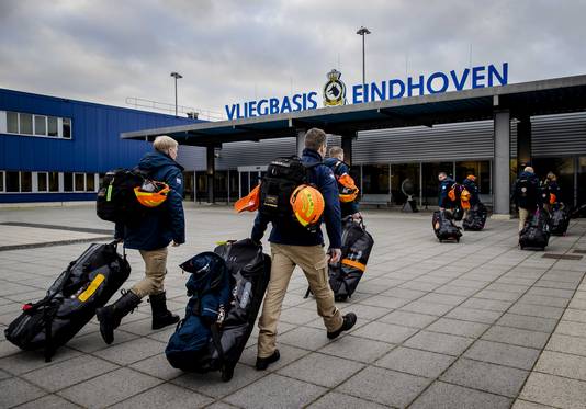 Beeld van maandag. Leden van het Nederlandse zoek- en reddingsteam USAR komen aan bij vliegbasis Eindhoven.