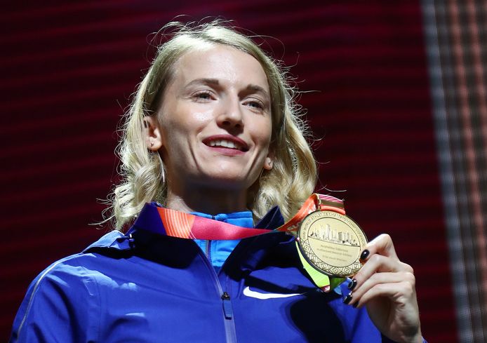 De 'Russische' poolstokhoogspringster Anzhelika Sidorova met haar gouden medaille van het WK van 2019.