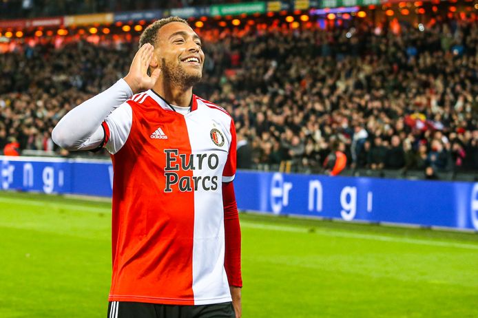 Cyriel Dessers viert zijn winnende doelpunt tegen AZ.
