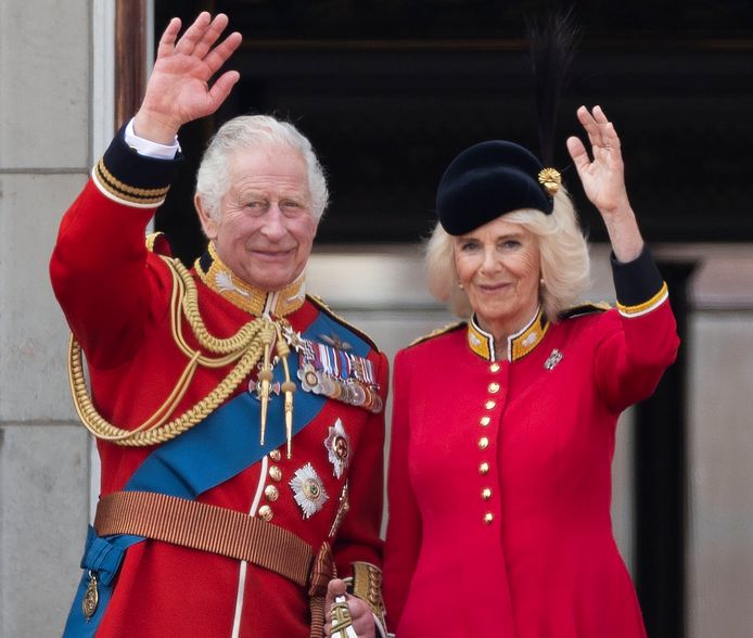 Charles en Camilla op het balkon van Buckingham Palace.