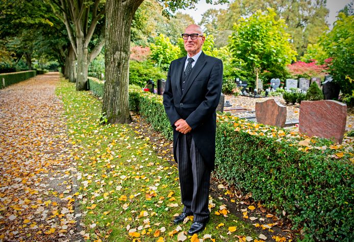Ger de Kramer op de Zuiderbegraafplaats. Hij verzorgde de afgelopen vijftig jaar naar schatting 10.000 uitvaarten.