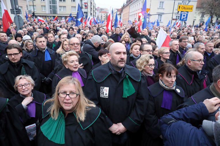 Rechters vanuit heel Europa liepen zaterdag in Warschau mee in de mars, om te protesteren tegen de inperking van de rechterlijke onafhankelijkheid in Polen. Beeld EPA