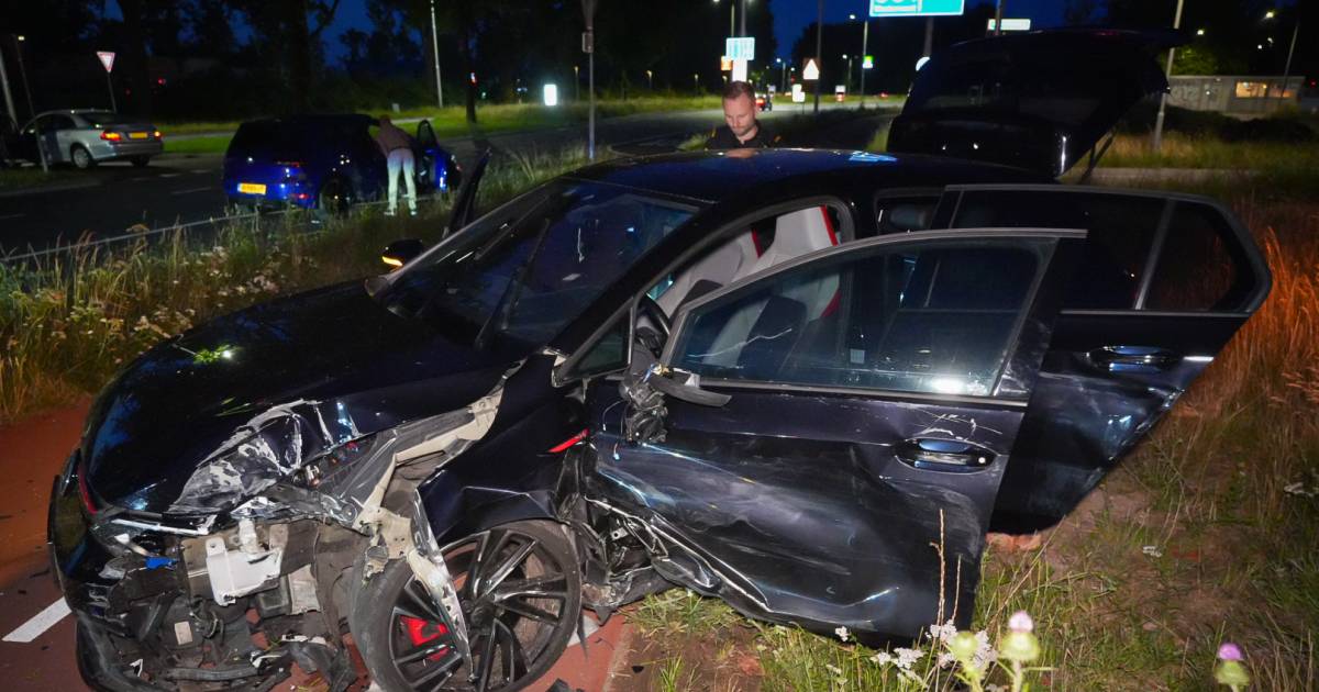 Twee autos total loss bij botsing: bestuurder gewond.