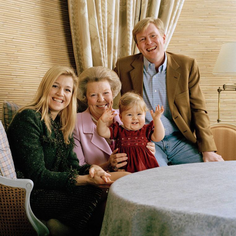Op haar eerste verjaardag met nog geen idee van haar lotsbestemming. Maar de stemming zat er al gelijk goed in en Amalia bleek een zonnetje in huis voor haar ouders en oma Beatrix, 2004. Beeld Koninklijk Huis