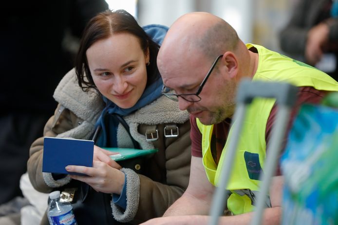 Een Oekraïense vluchtelinge wordt geholpen in het treinstation Brussel-Zuid.
