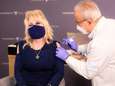 Dolly Parton maakt coronaversie van Jolene tijdens eerste prik met vaccin