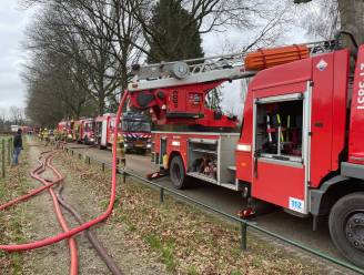 Grote schuurbrand in Uden onder controle, brandweer bezig met nablussen
