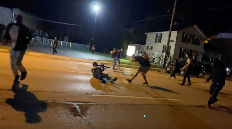 De man rechts wordt in zijn borst geschoten tijdens rellen in Kenosha die volgden op het neerschieten van de zwarte Jacob Blake door een witte agent. Beeld Getty