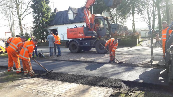 Een archieffoto van werkzaamheden aan de OLV ter Duinenlaan in Ossendrecht. Nu moeten er nog meer toplagen vervangen worden.
