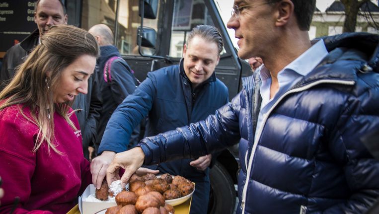 Mark Rutte op straat in gesprek met inwoners van Leeuwarden over de gemeenteraadsverkiezingen. Beeld anp