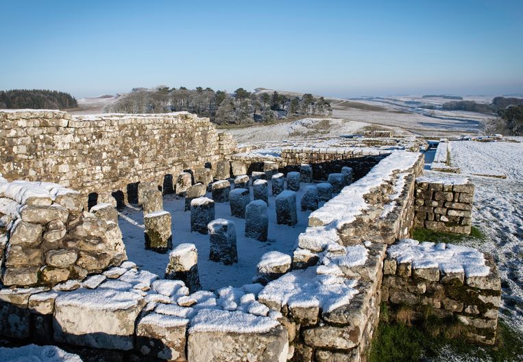 De restanten van een graanschuur in het opgegraven Romeins fort Vercovicium. Het veranderend klimaat schaadt de archeologische schatten van het Verenigd Koninkrijk. Beeld Bram Lammers