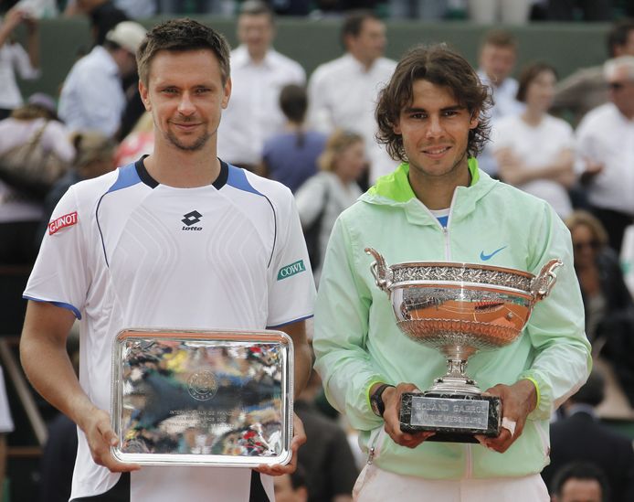 Robin Söderling als runner-up naast winnaar Rafael Nadal op Roland Garros (2009).