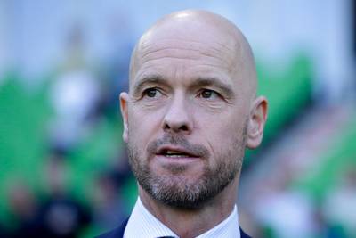 Ten Hag knuffelt Huntelaar: ‘Maar op het einde gaat hij even te ver’