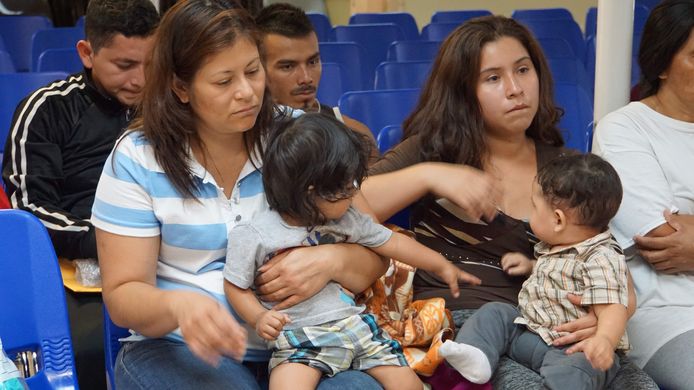 Moeders en kinderen wachten in een humanitair centrum in de grensstad McAllen in Texas.