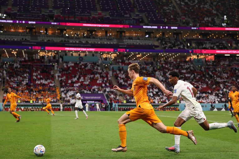 Frenkie de Jong tijdens een sprint tegen Qatar. Beeld AFP