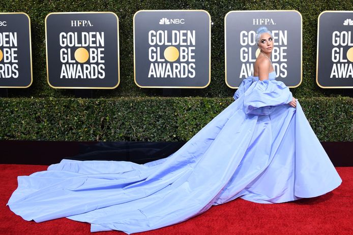 Lady Gaga koos voor een blauwe jurk met een enorme sleep en bijpassend blauw haar.