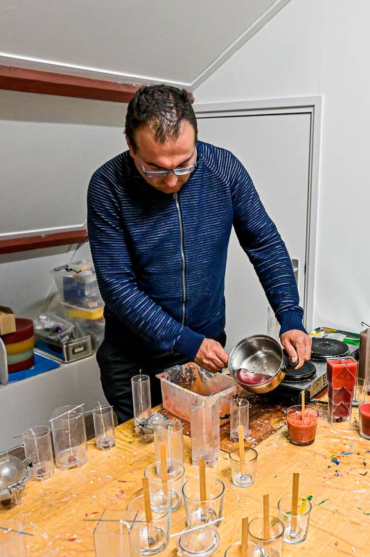 Mehmet Unal aan het werk, hij maakt kaarsen voor Bikkelz-Bazaar.