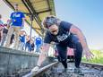 Linda Schenk uit Vlissingen trekt een locomotief van 21.000 kilo vooruit