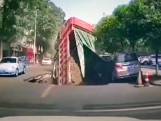 Un camion avalé par un gouffre profond de quatre mètres en Chine