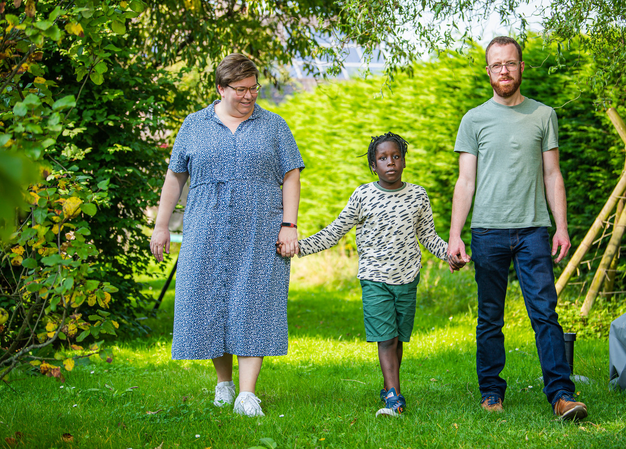 Sarah Steckel en Guillaume Descamps adopteerden hun zoon Sagal uit Oeganda en willen graag een tweede kind. Beeld Joel Hoylaerts / Photo News