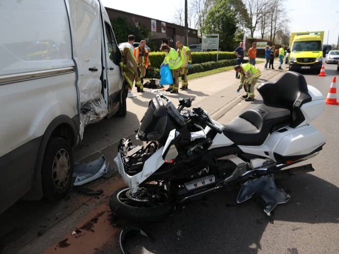 Motorrijder botst tegen bestelwagen in Melsele: slachtoffer zwaargewond naar ziekenhuis