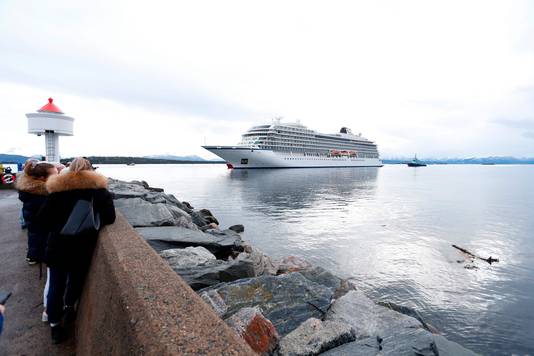 De Viking Sky komt zondagmiddag veilig aan in de haven van de Noorse stad Molde.