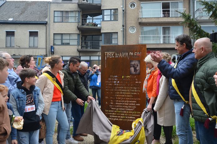 De officiële inhuldiging van het Trek Maria-plein in Denderhoutem.