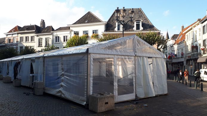De Havermarkt krijgt ook een overdekt winterterras. Vrijdag is met de opbouw begonnen, begin colgende week gaat het open.