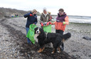 De opruimactie Schone Schelde in Serooskerke.
Van links naar rechts:  Ada Scheurs, Karin Lasonder en Loes Vleut met hond Bo bij De Schelphoek in Serooskerke.