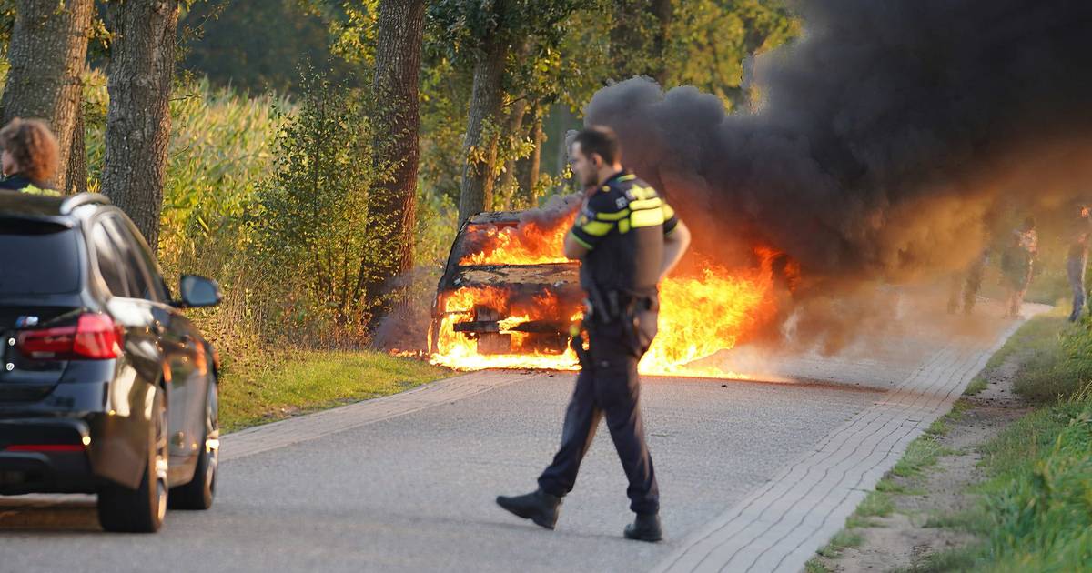 Auto volledig door brand verwoest op H. Reindersweg in Wijster