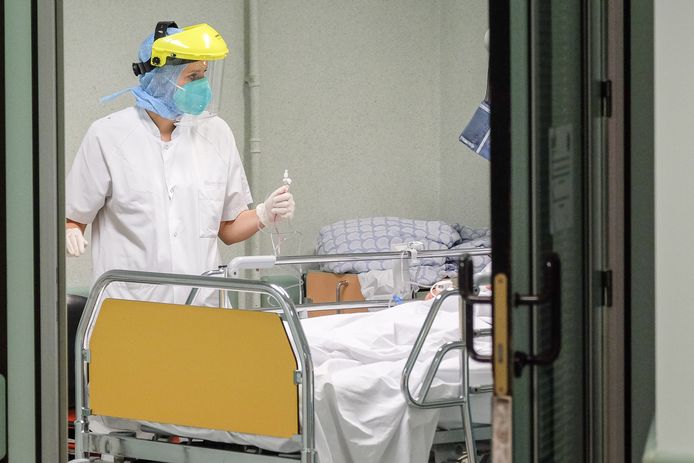 Een verpleegkundige aan het werk op de Covid-afdeling in het Luikse ziekenhuis CHR Citadelle.