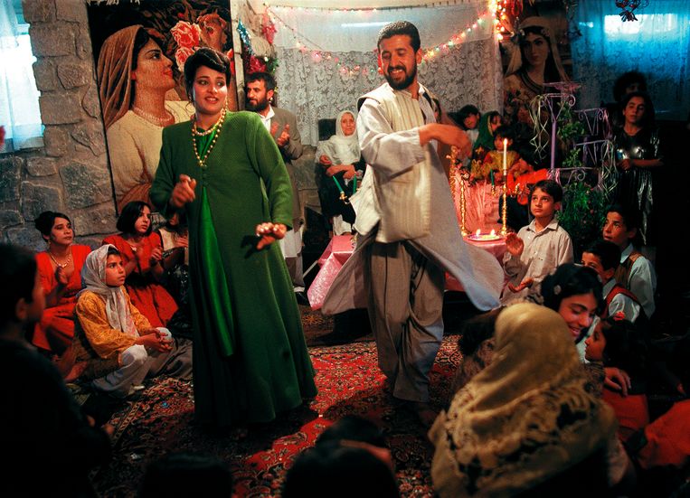 Een underground huwelijksfeest in Herat, maart 2001. Op de playlist: Iraanse muziek en de soundtrack van Titanic. Beeld © Lynsey Addario / 2021 The Atlantic Monthly Group, Inc.   All rights reserved. Distributed by Tribune Content Agency